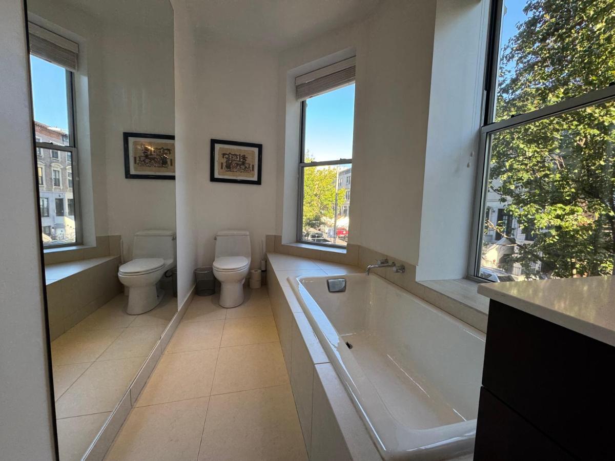 Large and Luxurious in Strivers Row - B&B New York