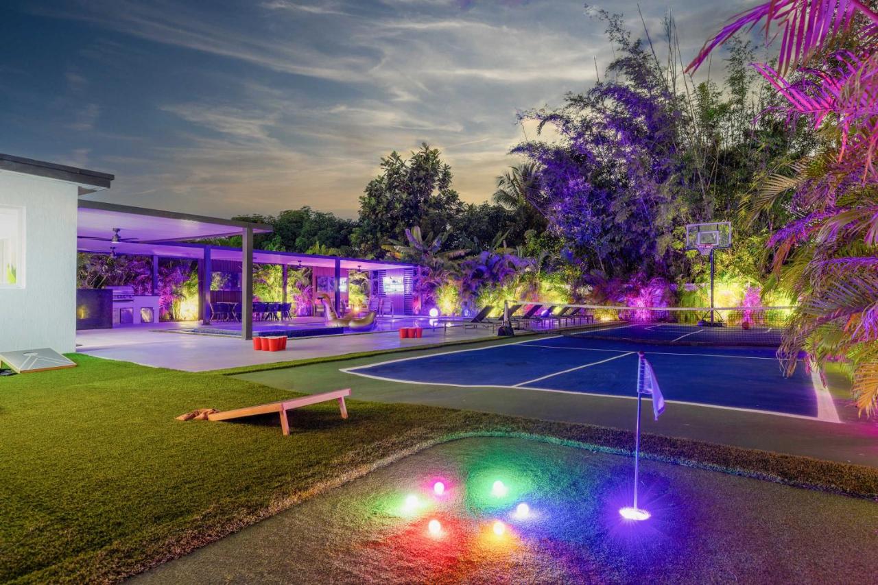 Luxury Villa Solara w Heated Pool Hot Tub BBQ - Bed and Breakfast Golden Glades