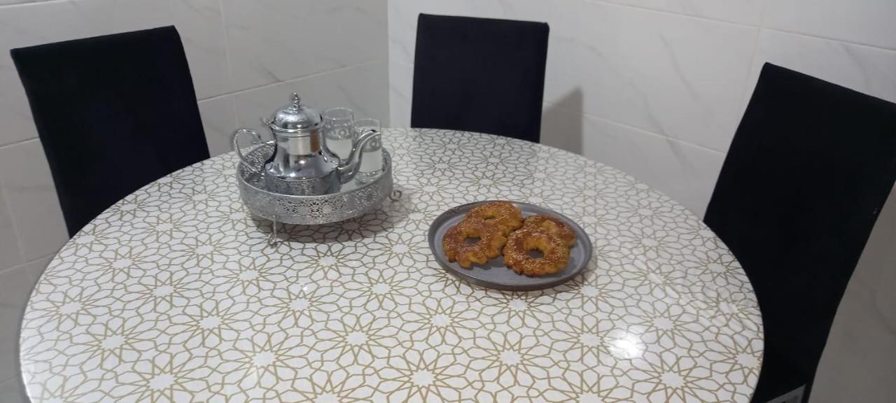 Maison confortable au plein milieu d'Oujda, bien équipée et sécurisée avec 2 chambres et salon moderne et un garage pour le véhicule, cuisine et un douche moderne et une toilette marocaine - B&B Oujda