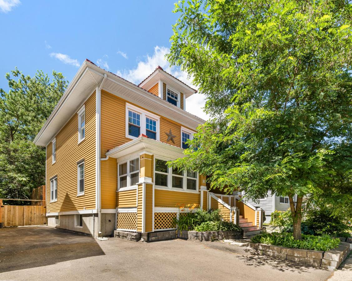 Spacious 8 bed stay - HOT TUB, Patio, fireplace, 3 full bathrooms private home in Moncton - Chambres d'hôtes Moncton