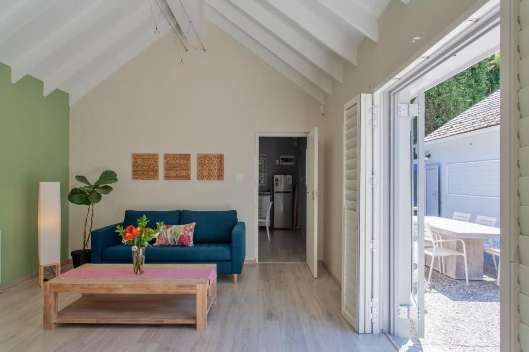 Spacious Barn style cottage in heart of Constantia - B&B Cape Town