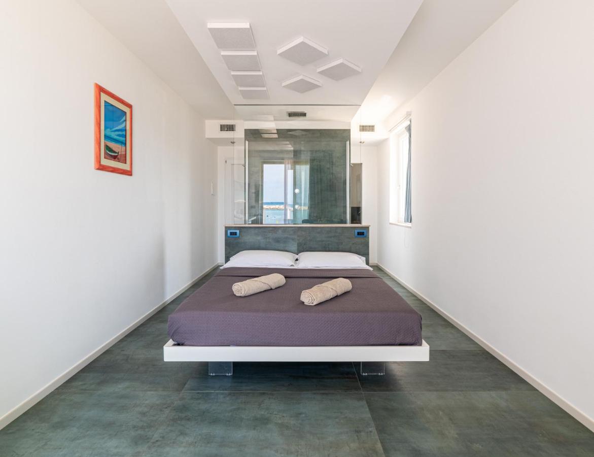 Habitación con cama extragrande y bañera de hidromasaje