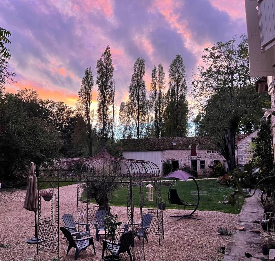 Camera Matrimoniale con Vista Giardino