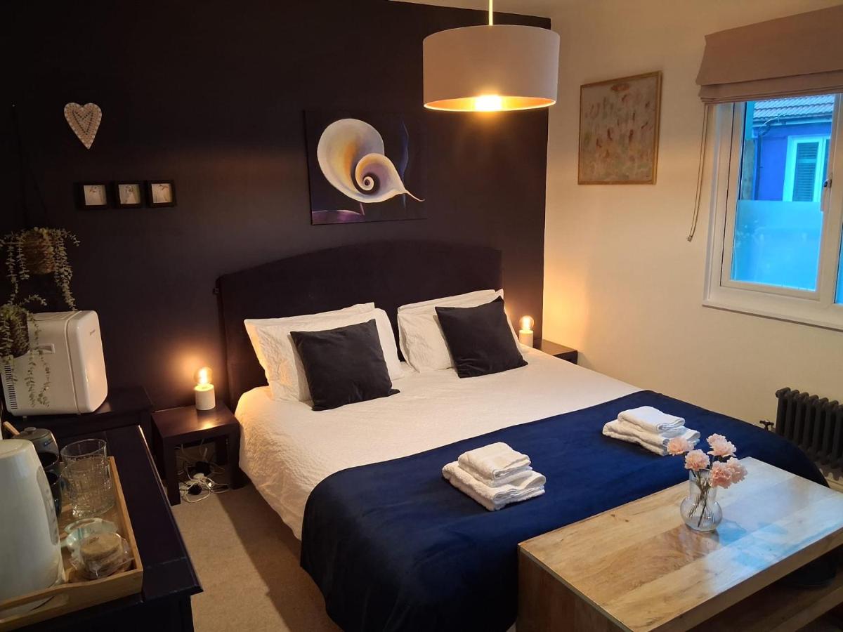 Super king bedroom with large ensuite - B&B Brighton