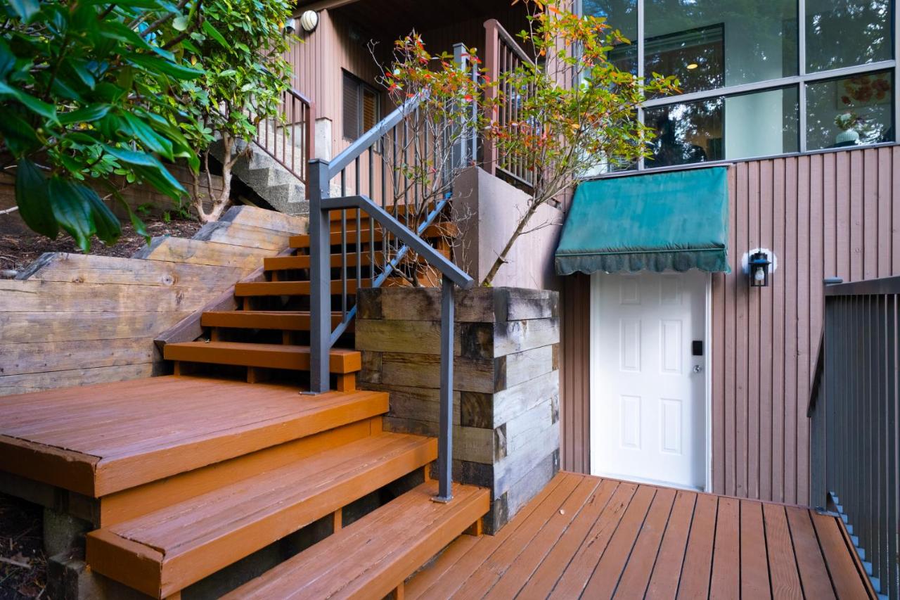 Stylish Scenic Oasis 3-Bed Suite West Van - B&B West Vancouver