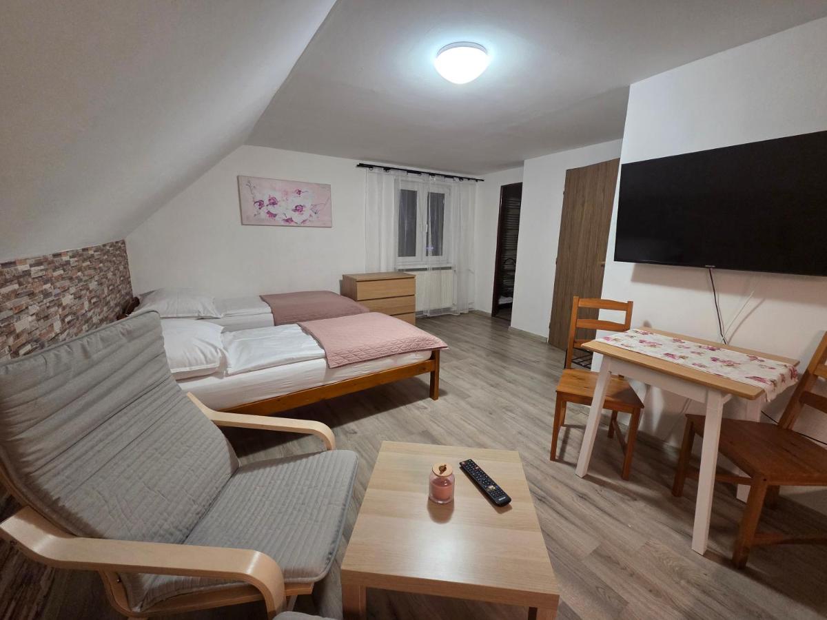 Tweepersoonskamer met 2 Aparte Bedden en Eigen Badkamer