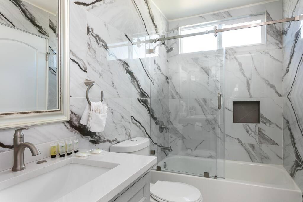 Central 3BR Apt Near Americana - B&B Glendale