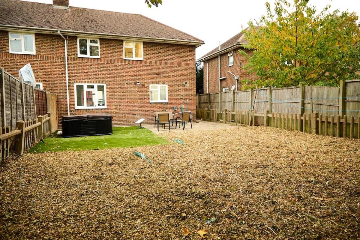 Stylish Wembley Home with Hot Tub, Parking & Garden - B&B Londra