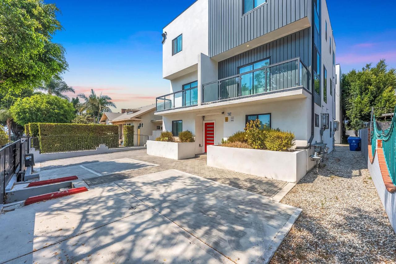 Luxury Townhome with Gated Parking and Private Balcony - Chambres d’hôtes Los Angeles