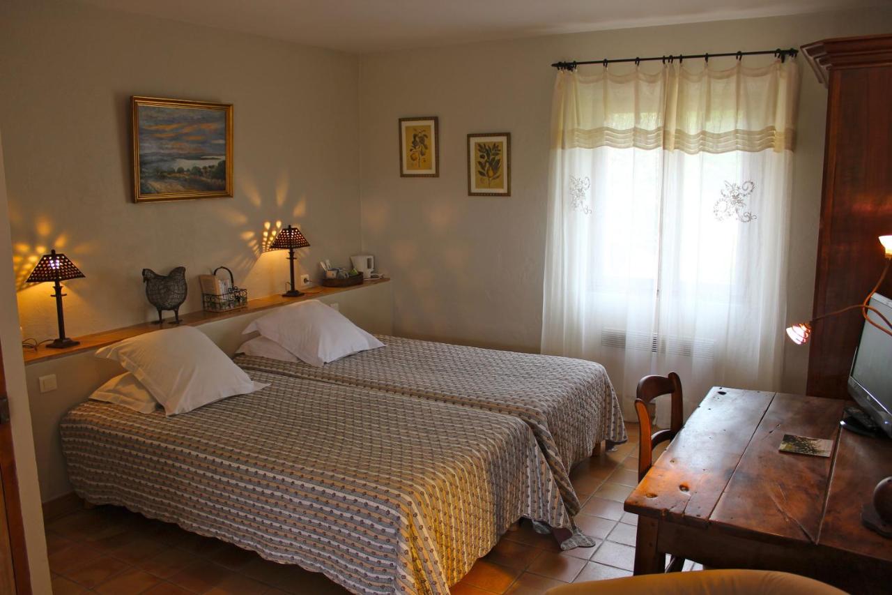 Tweepersoonskamer met 2 Aparte Bedden en Eigen Badkamer