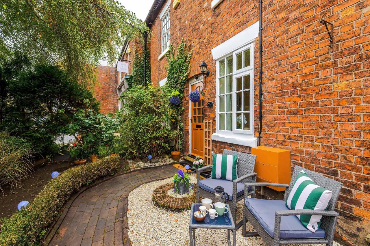 Beautiful Cozy Cottage in Sandbach by 53 Degrees Property, Sleeps 4 with FREE Parking - Chambres d'hôtes Sandbach