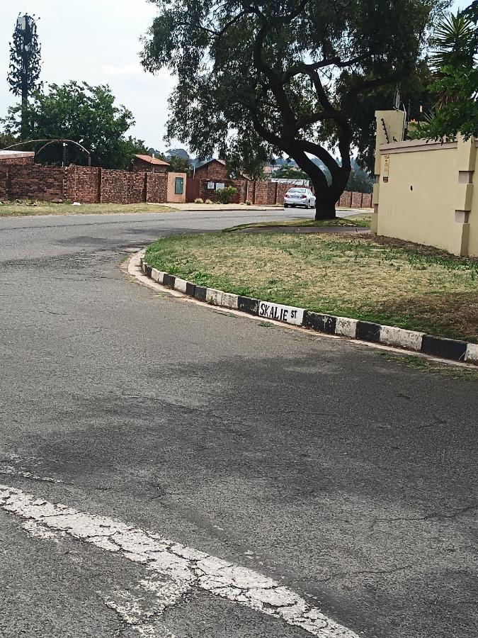 KHAHILIGI Guest House - Bed and Breakfast Roodepoort