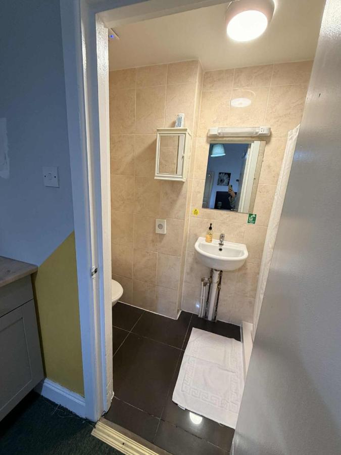 Ground Floor Studio Apartment in Gosport, Free Private Parking - B&B Gosport