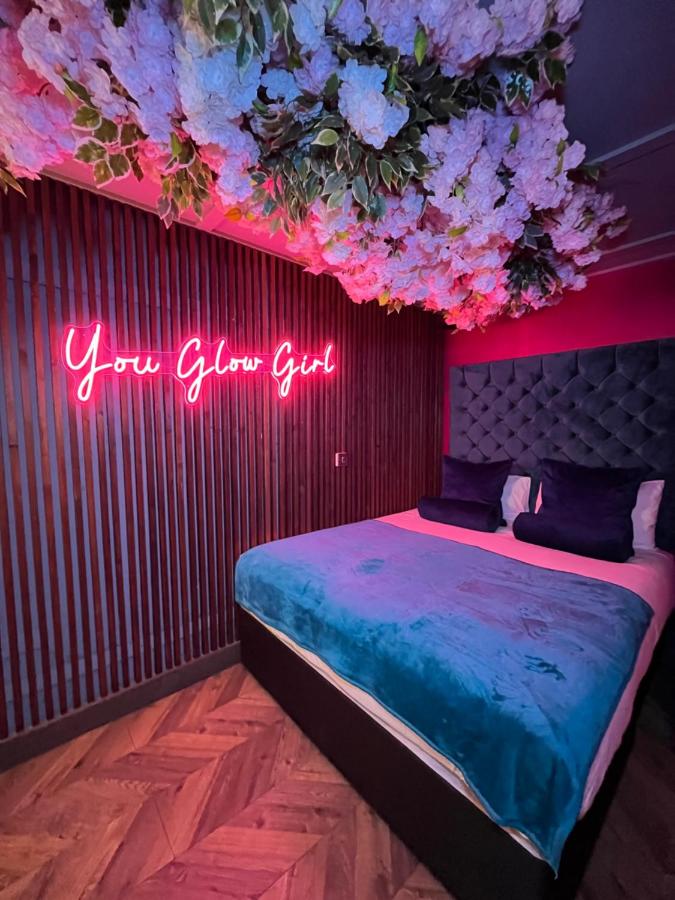 Manchester's ONLY private party suite for 12 with Makeup Room - B&B Mánchester