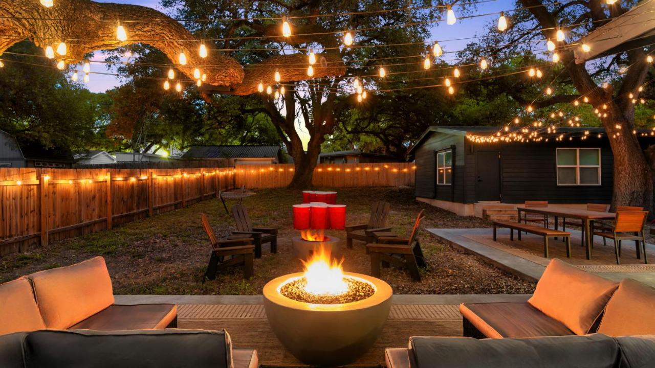 10 Min to Downtown - Modern 6 Bedroom 3 Bath Oasis - Yard Games - B&B Austin