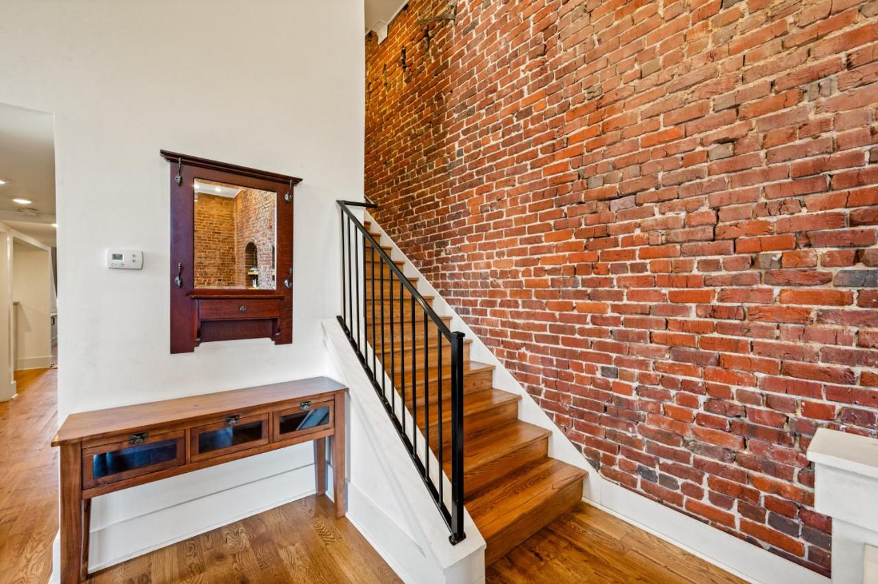 Modern 3BR Condo Walk to Downtown and UT with Parking - B&B Knoxville