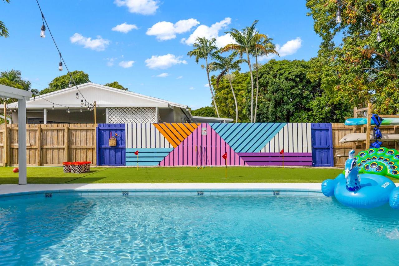 Spacious 4BR Waterfront Home with Private Pool, Tiki Hut & Free Parking near Miami & Key Largo - Bed and Breakfast Cutler Ridge