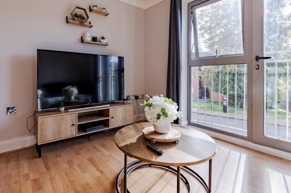 Contractor-Friendly, Private Gated Parking, Fast WiFi, Sofa Bed & Netflix, 5-Min Walk to City Centre, 15-Min Walk to Train Station, Ideal for Relocators & Families - Chambres d'hôtes Coventry