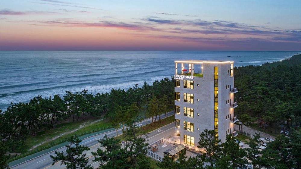 Gangneung Grande Mare Pool Villa - B&B Gangneung