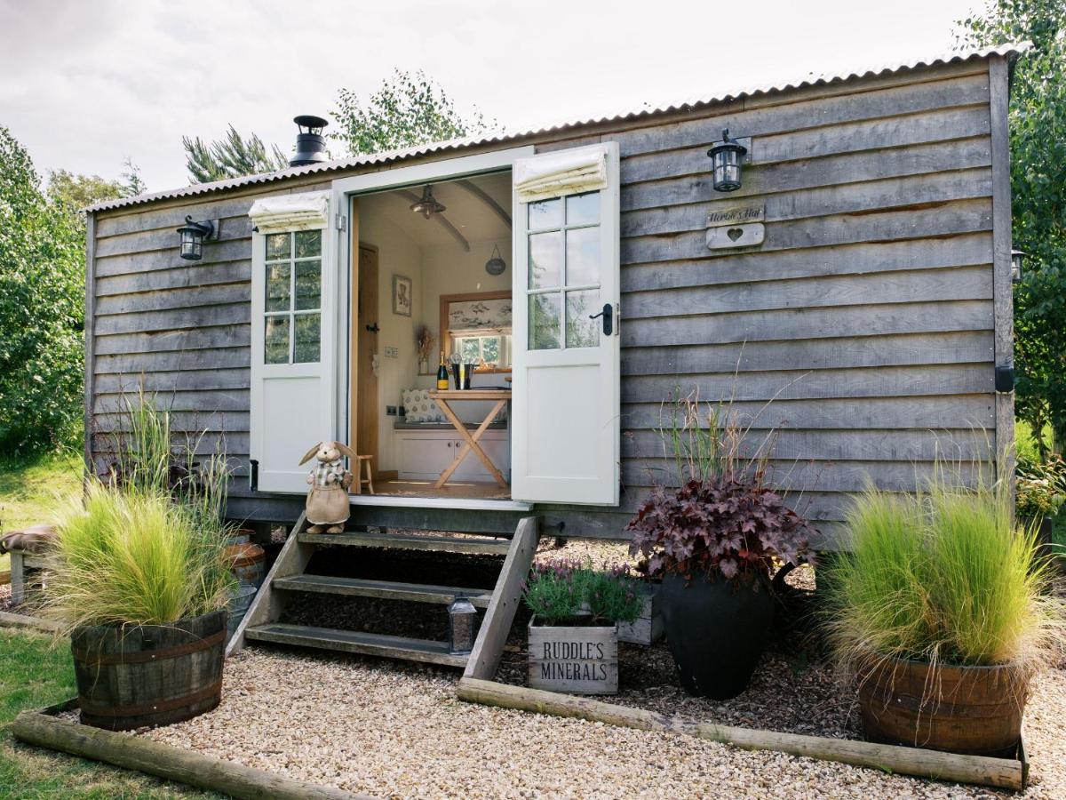 Herbie's Shepherds Hut at Shepherds Lodge Retreat and Wellness - Bed and Breakfast Nottingham