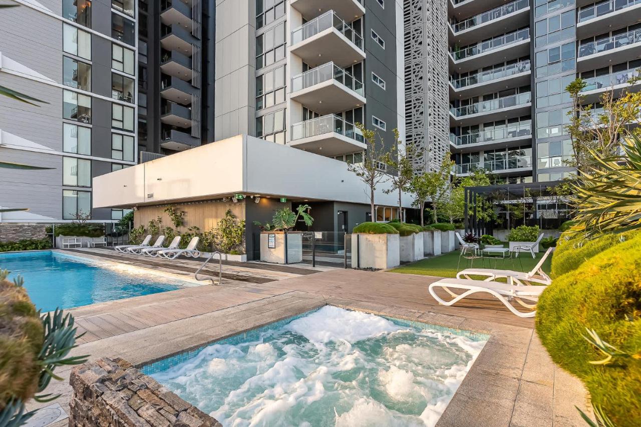 Sky-High Luxury Over The Gabba City Views Pool - B&B Brisbane