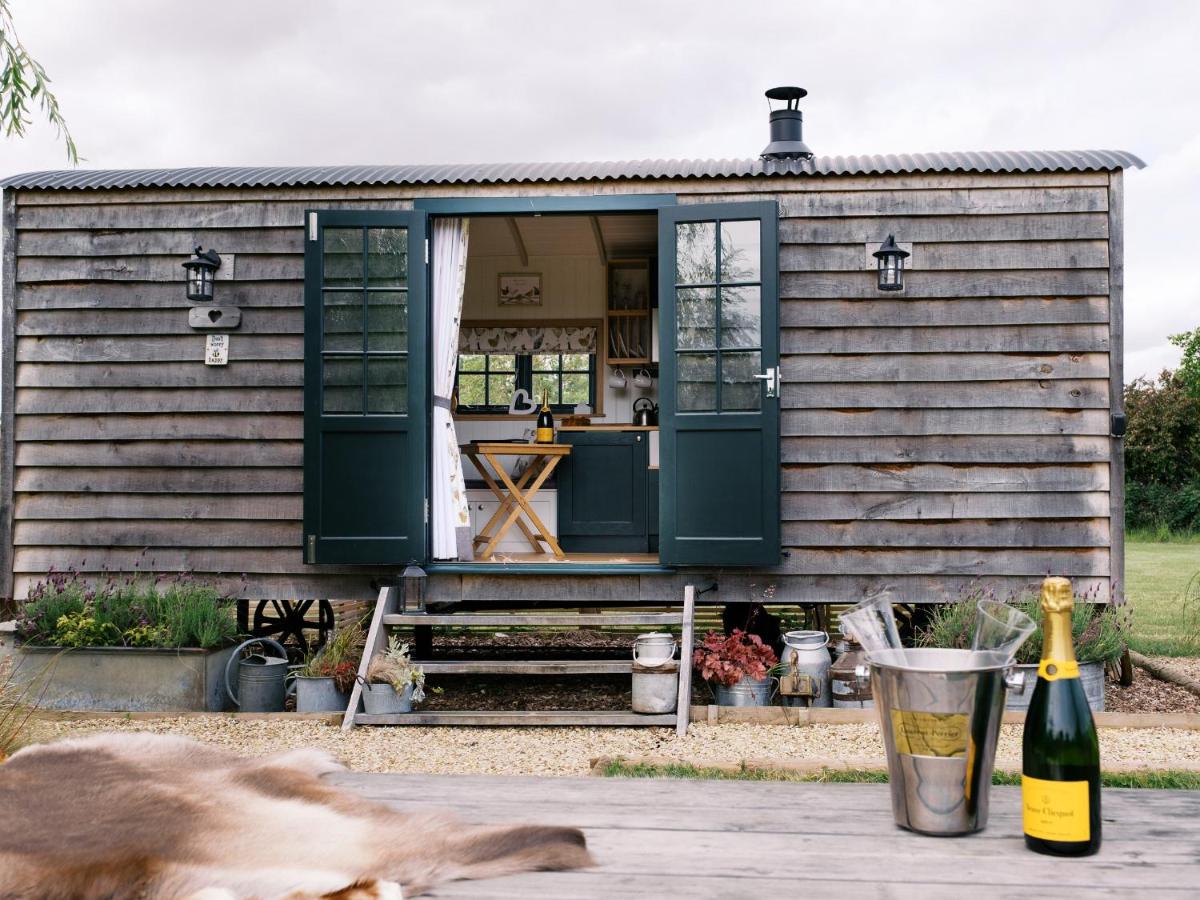 Poppie's Shepherds Hut at Shepherds Lodge Retreat and Wellness - Bed and Breakfast Nottingham