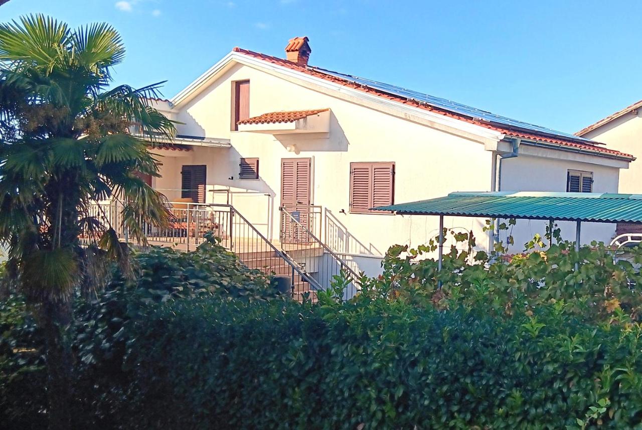 Apartments Malenica, Njivice, Croatia, 200 m from the sea - B&B Njivice