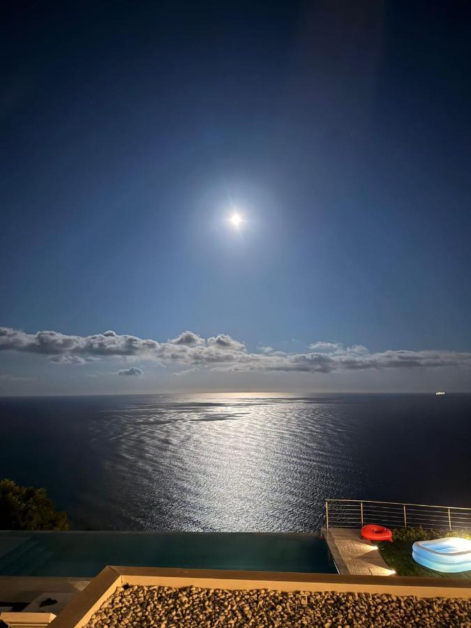 Villa Sabrina Riviera dei Fiori a Picco sul Mare con Piscina Privata ,WELLNESS & SPA - Chambres d'hôtes Imperia