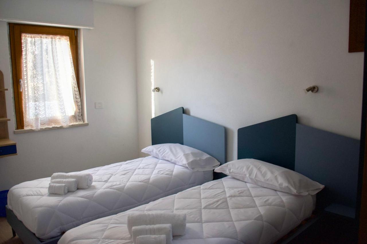 Tweepersoonskamer met 2 Aparte Bedden en Eigen Badkamer