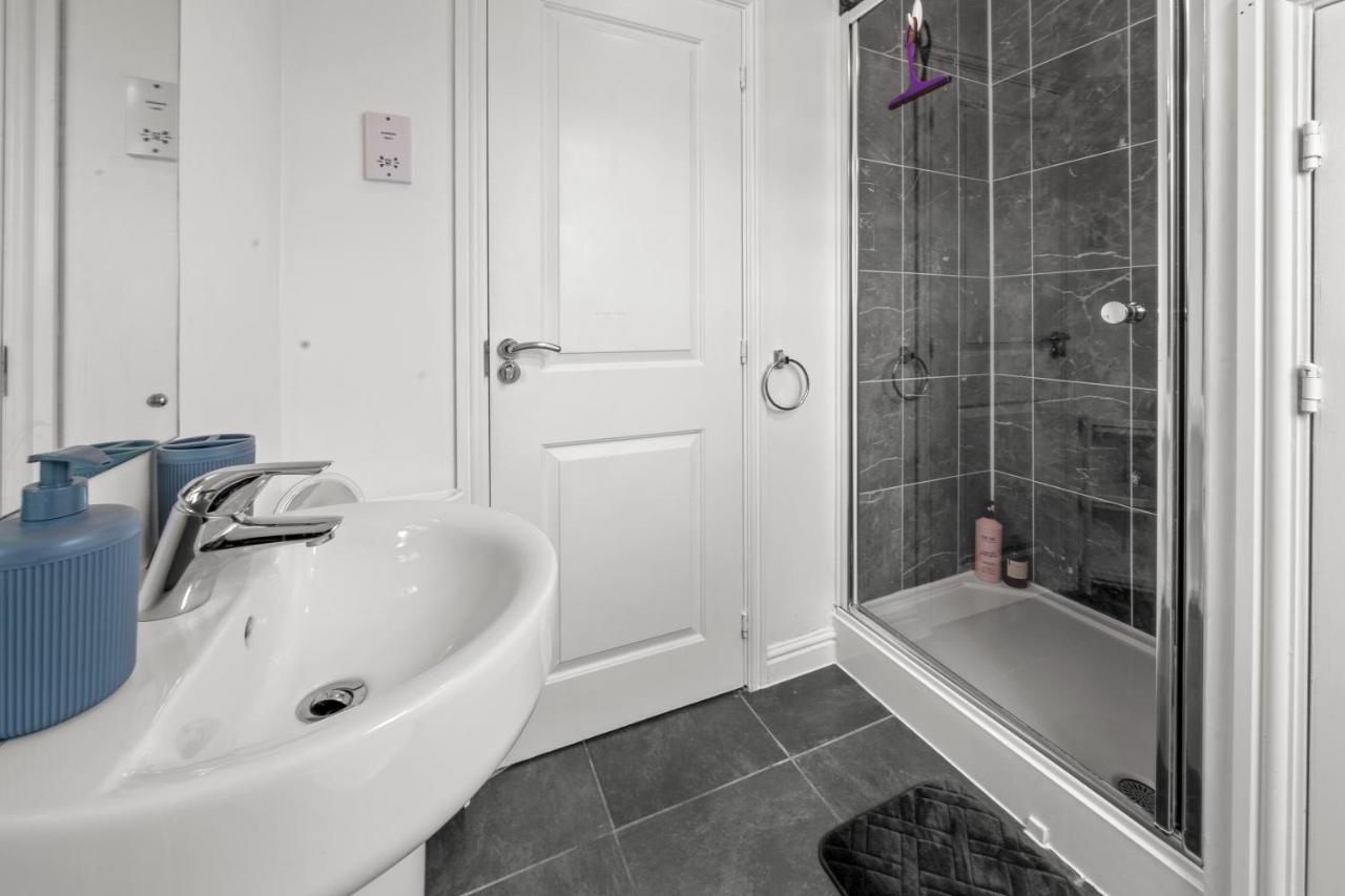 Meadows Cozy & Comfy 5BR House By AltoLuxo Short Lets & Serviced Accommodation With Free WiFi & Parking - Ferienwohnung Bristol