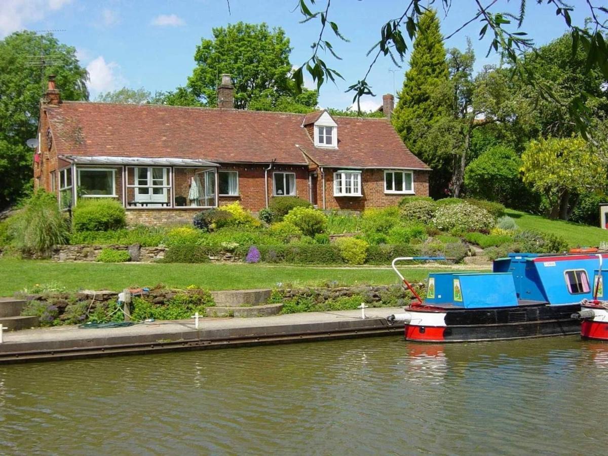 Waterside Cottage - Sleeps 11 on Grand Union Canal - Bed and Breakfast Linslade