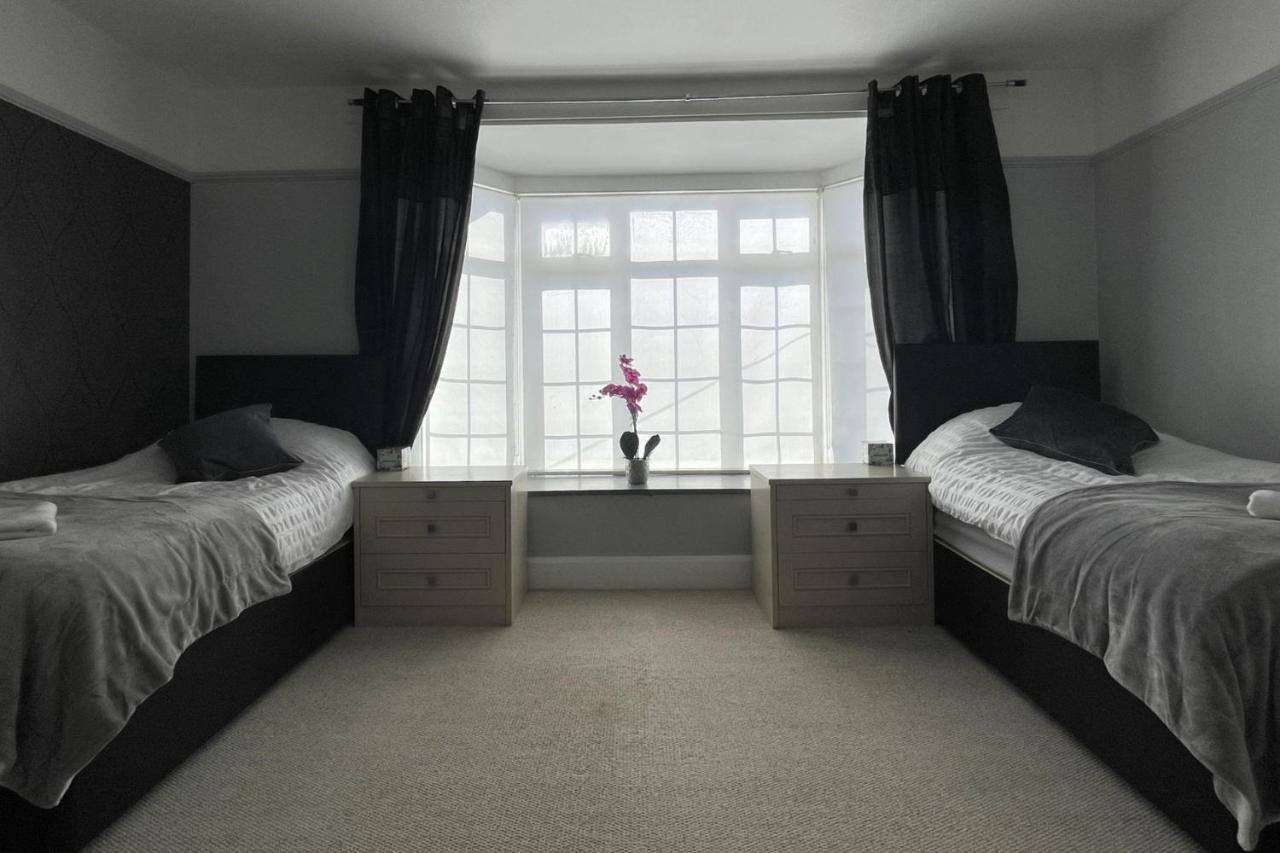 4 Bed House Sleeps 8 - Enclosed Garden - Parking - B&B Luton