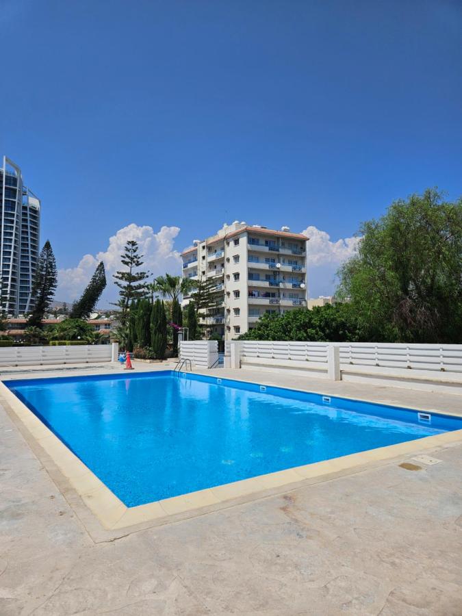 Beachfront Amazing New Apartment - Ferienwohnung Limassol