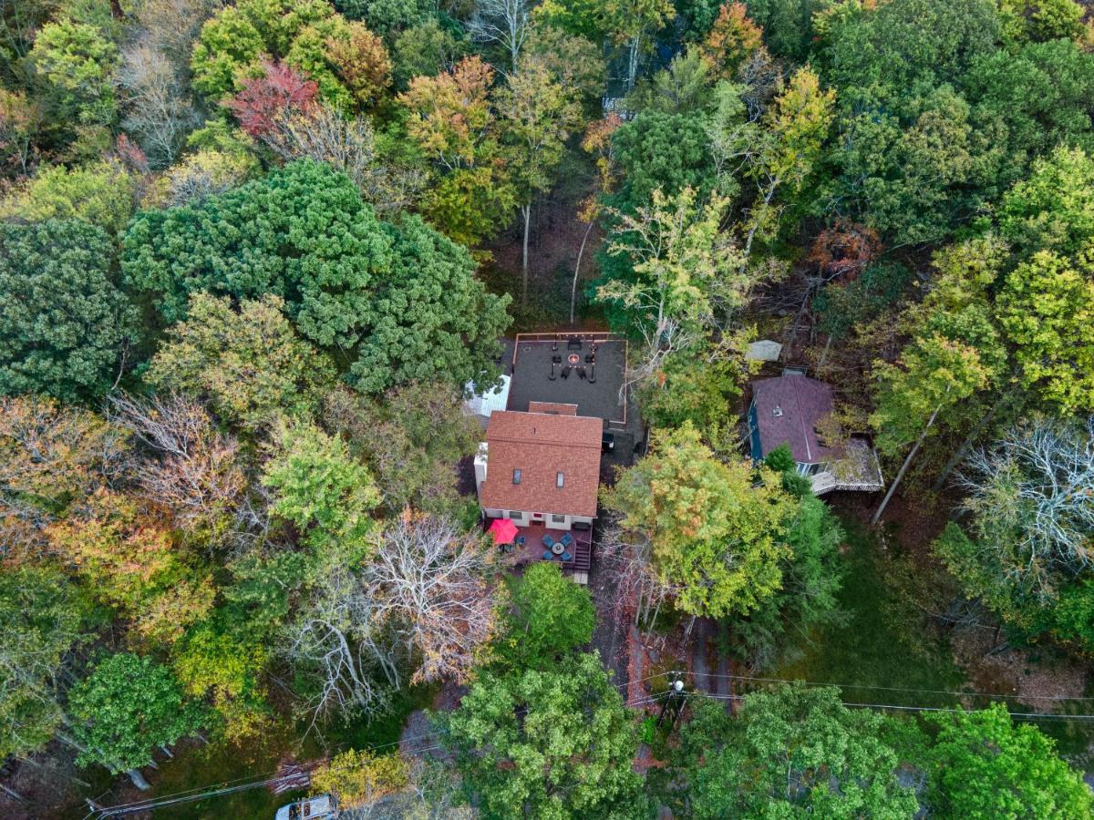 Pocono Lake Escape, includes Golf Cart, Firepit - Bed and Breakfast Pocono Lake