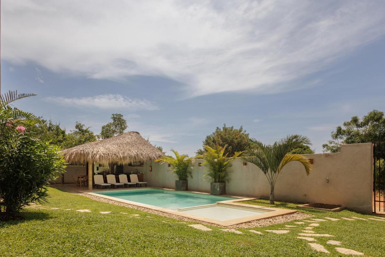 Cozy 2BR Apto Terrace, Pool & AC Steps from Beach - B&B Santa María Colotepec