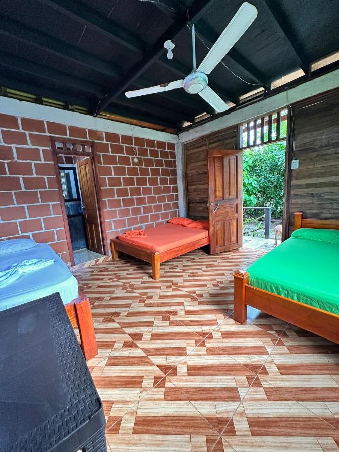 Cama individual en dormitorio mixto