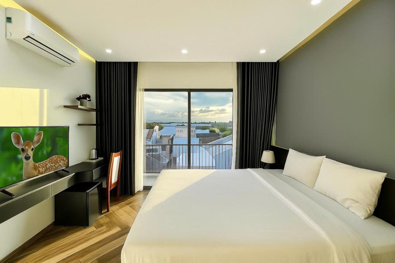 Habitación con cama extragrande y vistas a la montaña