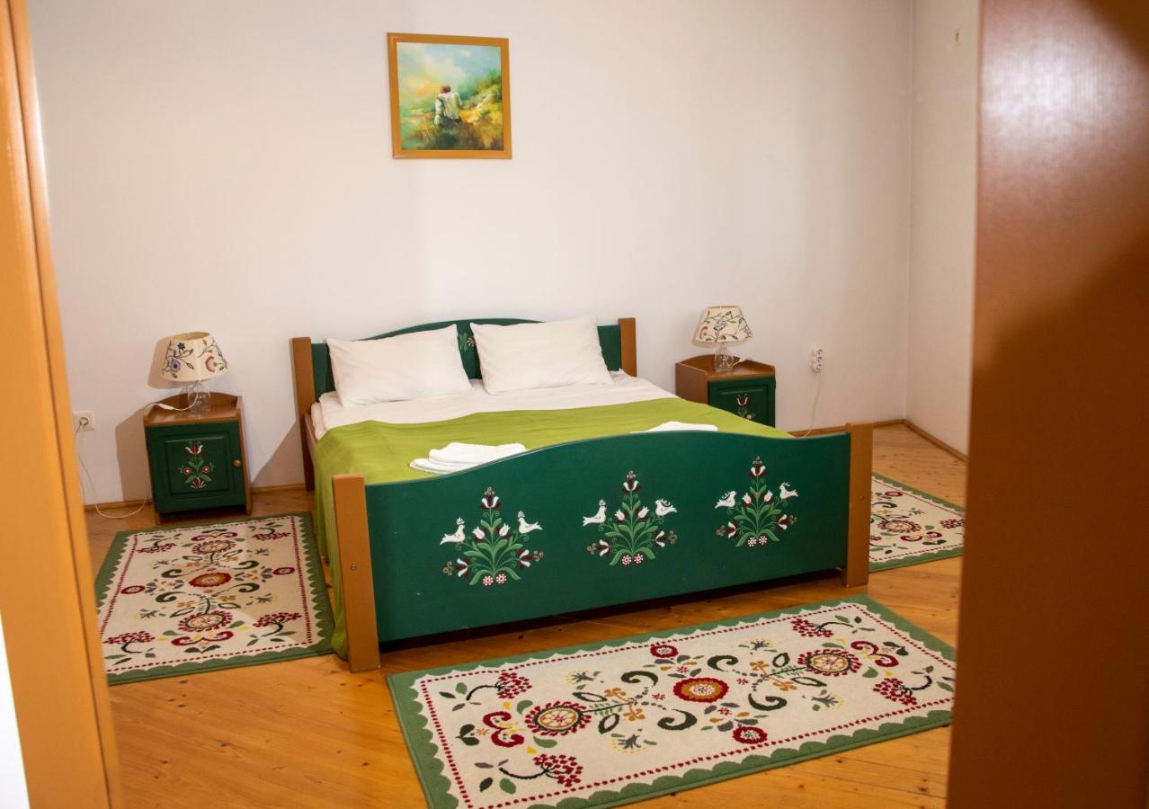 Deluxe Room (2 Adults + 1 Child)