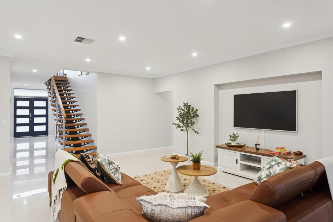 Lake Coogee Retreat - Spacious 4BR with Spa & Near Beach - B&B Kalgoorlie