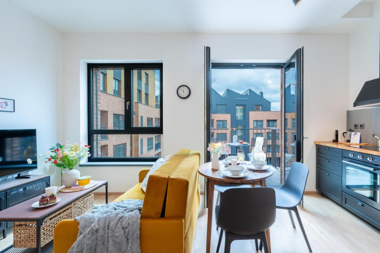 Prague Days - Bright Studio with Balcony, Netflix and 70Mbs WiFi in Smíchov - B&B Prague