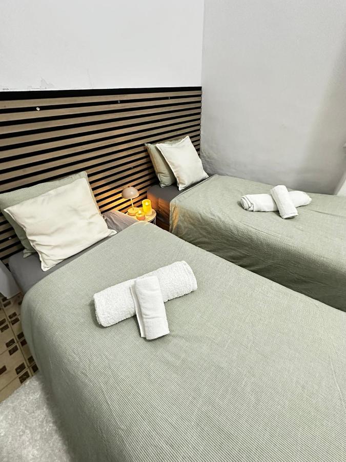 1- Habitación interior con aire acondicionado y con baño independiente - B&B Valencia