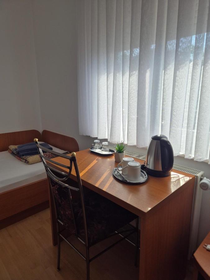 Tweepersoonskamer met 2 Aparte Bedden en Eigen Badkamer