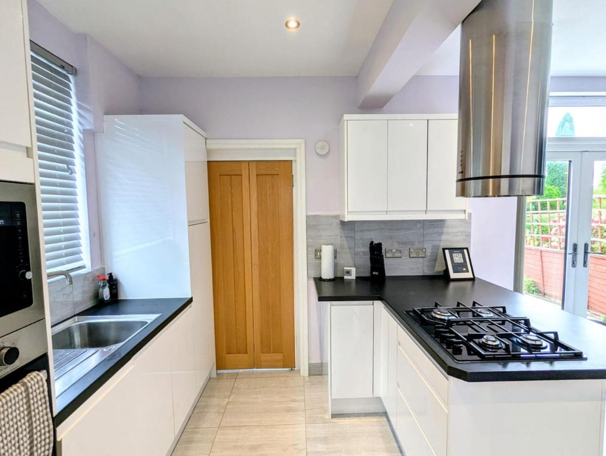 Recently renovated 4 bed home - Chambres d'hôtes Newcastle under Lyme