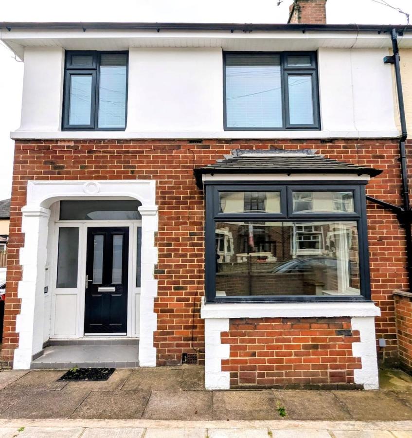 Recently renovated 4 bed home - Chambres d'hôtes Newcastle under Lyme