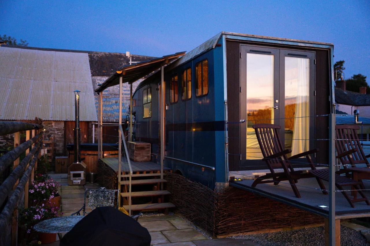 Unique Glamping Experience - The Horse Box - B&B Bradstone