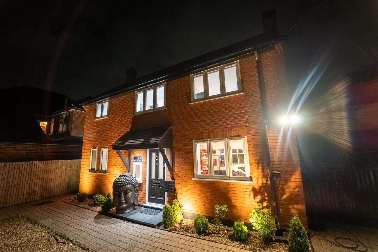 Luxury Home Sleeps 6, Hot Tub, Free Parking - B&B Croxley Green