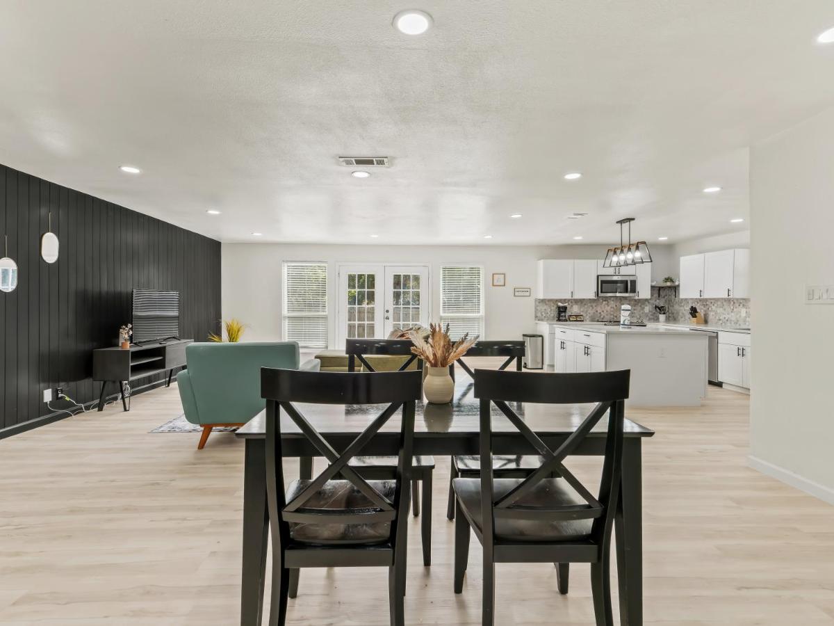 Spacious 4 Bedroom Family Retreat in the Heart of McKinney, TX - Chambres d'hôtes McKinney