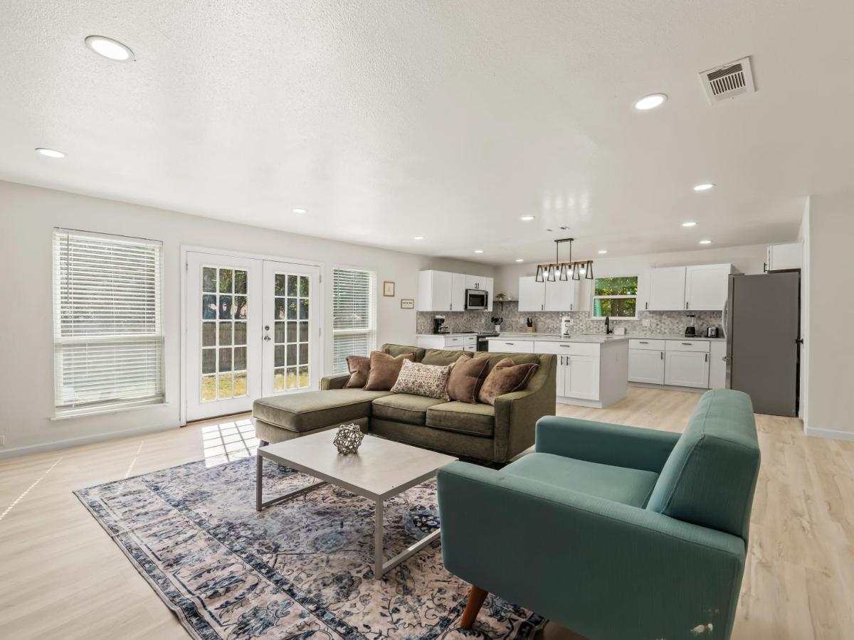 Spacious 4 Bedroom Family Retreat in the Heart of McKinney, TX - Chambres d'hôtes McKinney