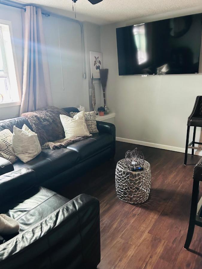 The Layover Lounge - B&B Elizabeth