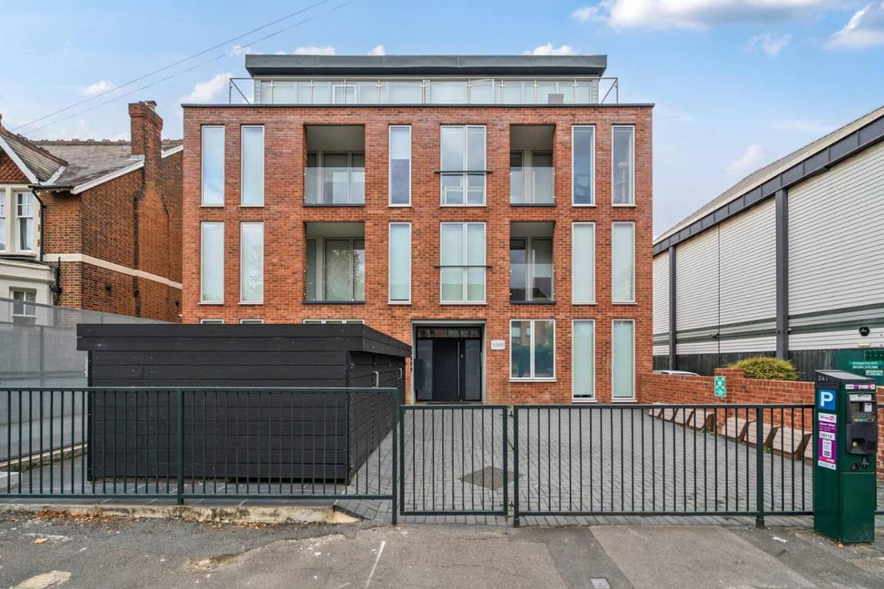 Elegant One Bed Penthouse with Terrace - B&B London